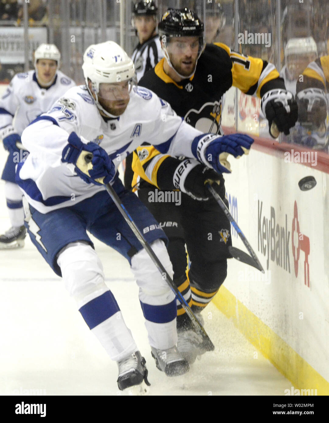 Tampa Bay Lightning defenseman Victor Hedman (77) und Pittsburgh Penguins Zentrum Riley Sheahan (15) folgen Sie den Puck entlang der Bretter in der zweiten Periode am PPG Malt Arena in Pittsburgh am 25. November 2017. Foto von Archie Tischler/UPI Stockfoto