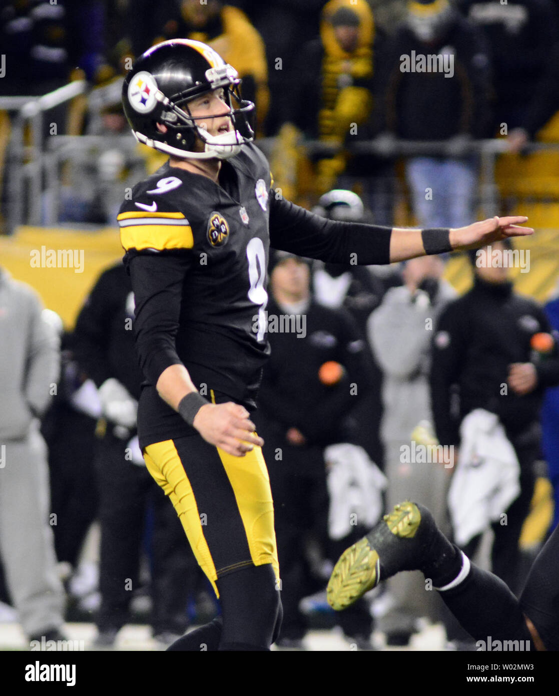 Pittsburgh Steelers Kicker Chris Boswell (9) Uhren als Er zählt das Ziel gewinnen 46 Yard datei ziel der Pittsburgh Steelers das 39-38 gegen die Baltimore Ravens im vierten Quartal Gewinn an Heinz Feld in Pittsburgh am 10. Dezember 2017. Foto von Archie Tischler/UPI Stockfoto