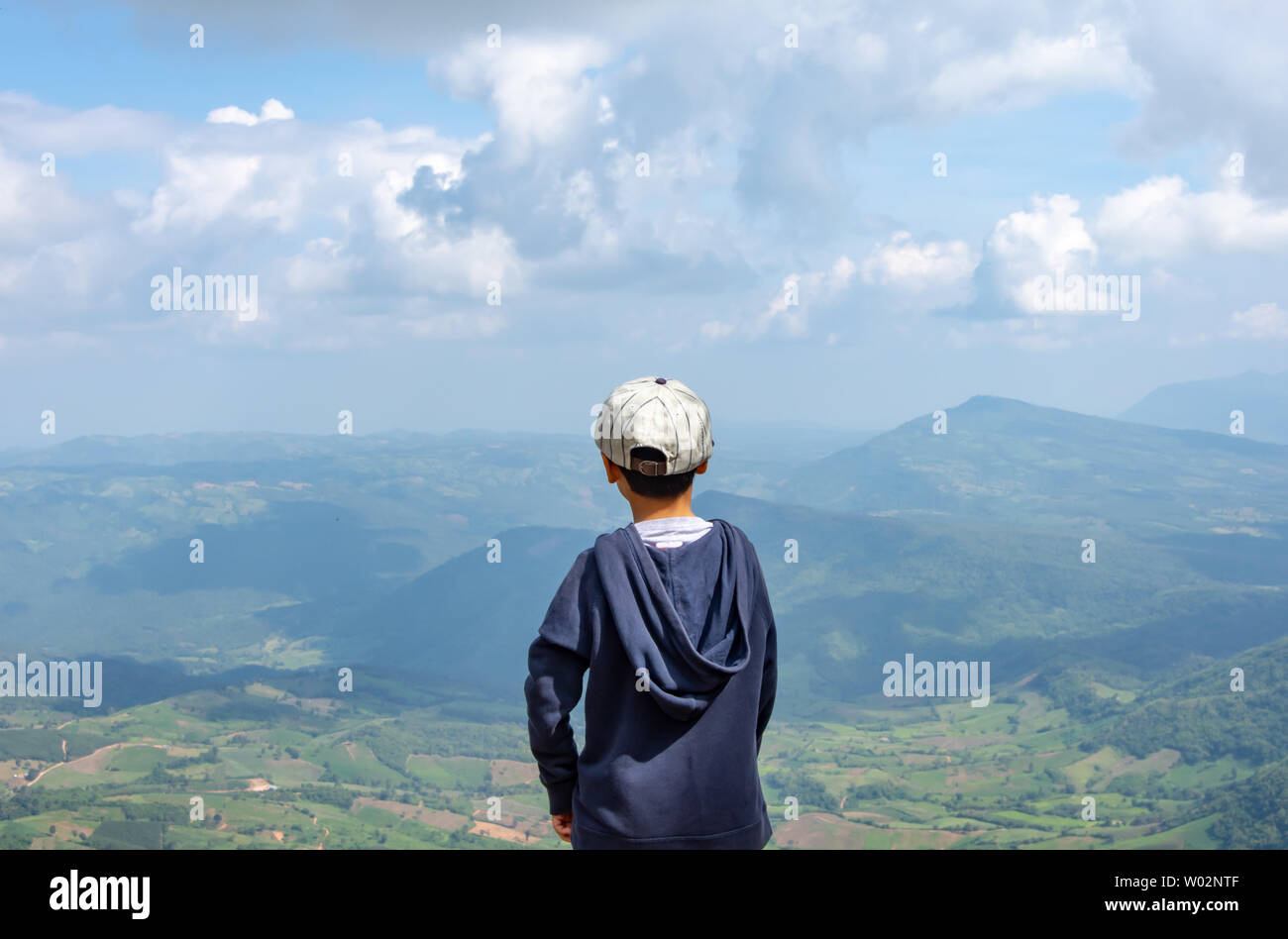 Asiatische Boys sehen, die Berge und den Himmel. Stockfoto