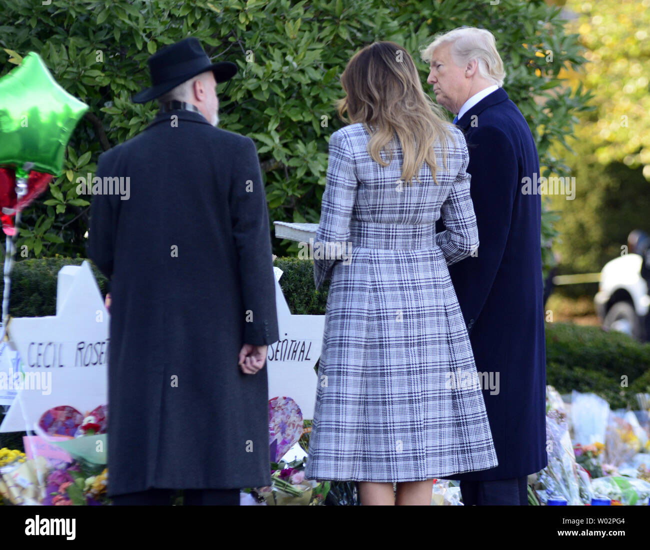 Rabbi Jeffery Meyers escorts Präsident Donald Trump mit First Lady Melania Trump, wie sie Steine und Blumen an jeder der Stars von David für die 11 Opfer der Masse schießen auf Samstag Morgen an den Baum des Lebens Synagoge in der Squirrel Hill von Pittsburgh am 30. Oktober 2018 errichtet wurde. Foto von Archie Tischler/UPI Stockfoto