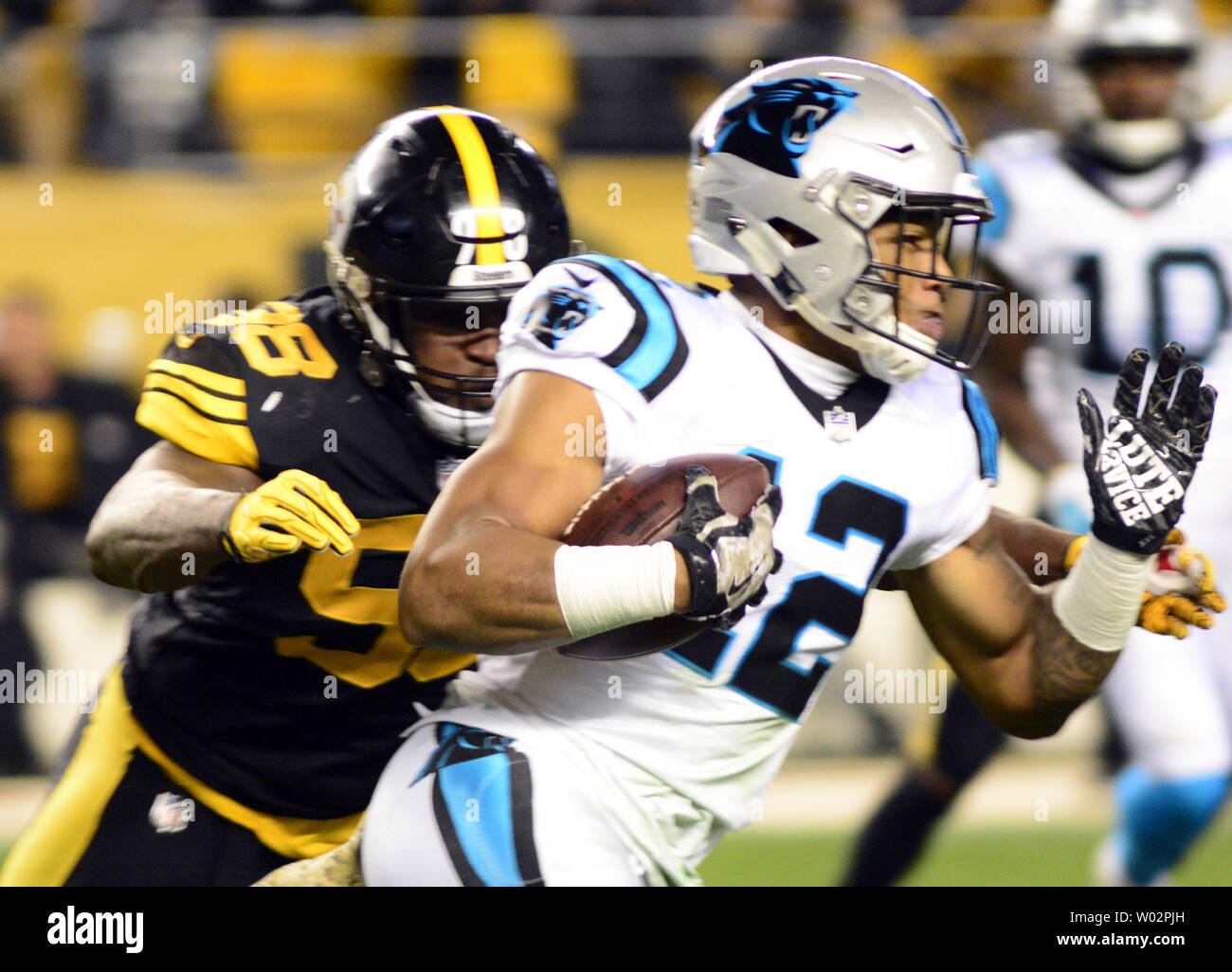 Carolina Panthers wide receiver DJ Moore (12) Rennen Vergangenheit Pittsburgh Steelers inside linebacker Vince Williams (98) Für einen Gewinn von acht Yards im zweiten Quartal am Heinz Feld in Pittsburgh am 8. November 2018. Foto von Archie Tischler/UPI Stockfoto