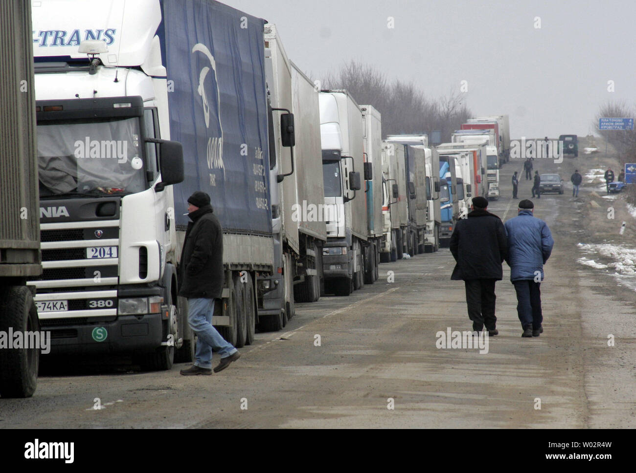 Lkw in Transdniester aufgereiht sind, um von der moldauischen Zoll am Platonovo prüfen gelöscht werden - Punkt an der moldauisch-ukrainischen Grenze, 11. März 2006. März 3 Fahrzeuge haben nicht erlaubt, die Ukrainische Grenze zu überqueren, die Ukraine neue Zollvorschriften für die Einfuhr von Waren aus Transdniester eingeführt hat, das erfordert Transdniester der Behörden, der erklärte Unabhängigkeit von Moldawien, Steuern zu zahlen, um die moldawische Regierung, die Sie ablehnen. (UPI Foto/Sergey Starostenko) Stockfoto