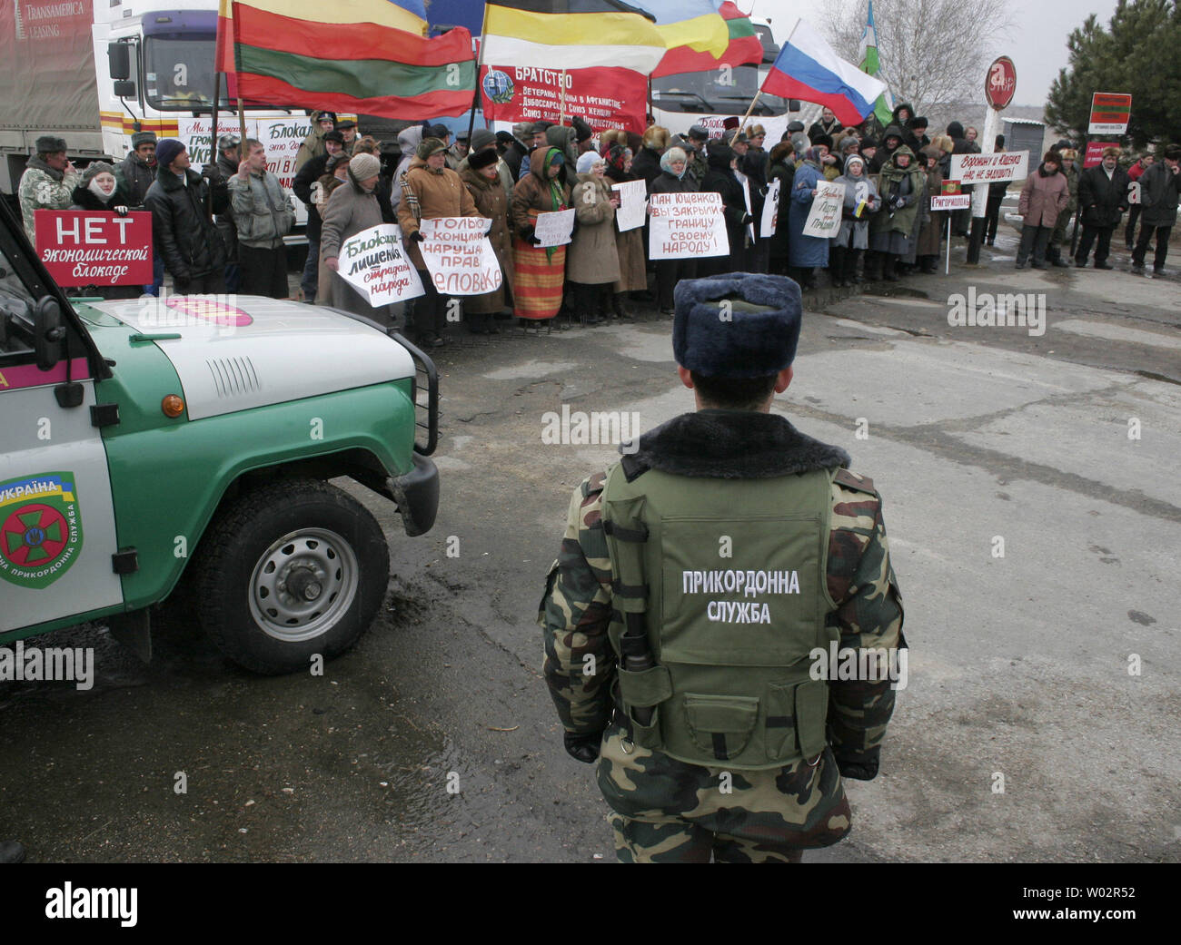 Transdniester' s Bewohner Protest an der Platonovo check-Punkt an der moldauisch-ukrainischen Grenze, 11. März 2006. März 3, Fahrzeuge sind nicht erlaubt, die Ukrainische Grenze zu überqueren, die Ukraine neue Zollvorschriften für die Einfuhr von Waren aus Transdniester eingeführt hat, das erfordert Transdniester der Behörden, der erklärte Unabhängigkeit von Moldawien, Steuern zahlen, um die moldawische Regierung, die Sie ablehnen. (UPI Foto/Sergey Starostenko) Stockfoto