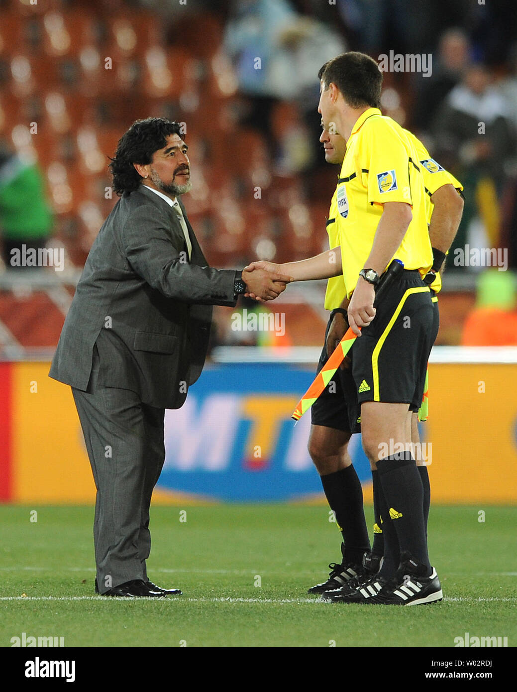 Argentinien manager Diego Maradona schüttelt Hände mit den Beamten nach der Gruppe B Gleiches an Peter Mokaba Stadium, Polokwane, Südafrika am 22. Juni 2010. UPI/Chris Brunskill Stockfoto