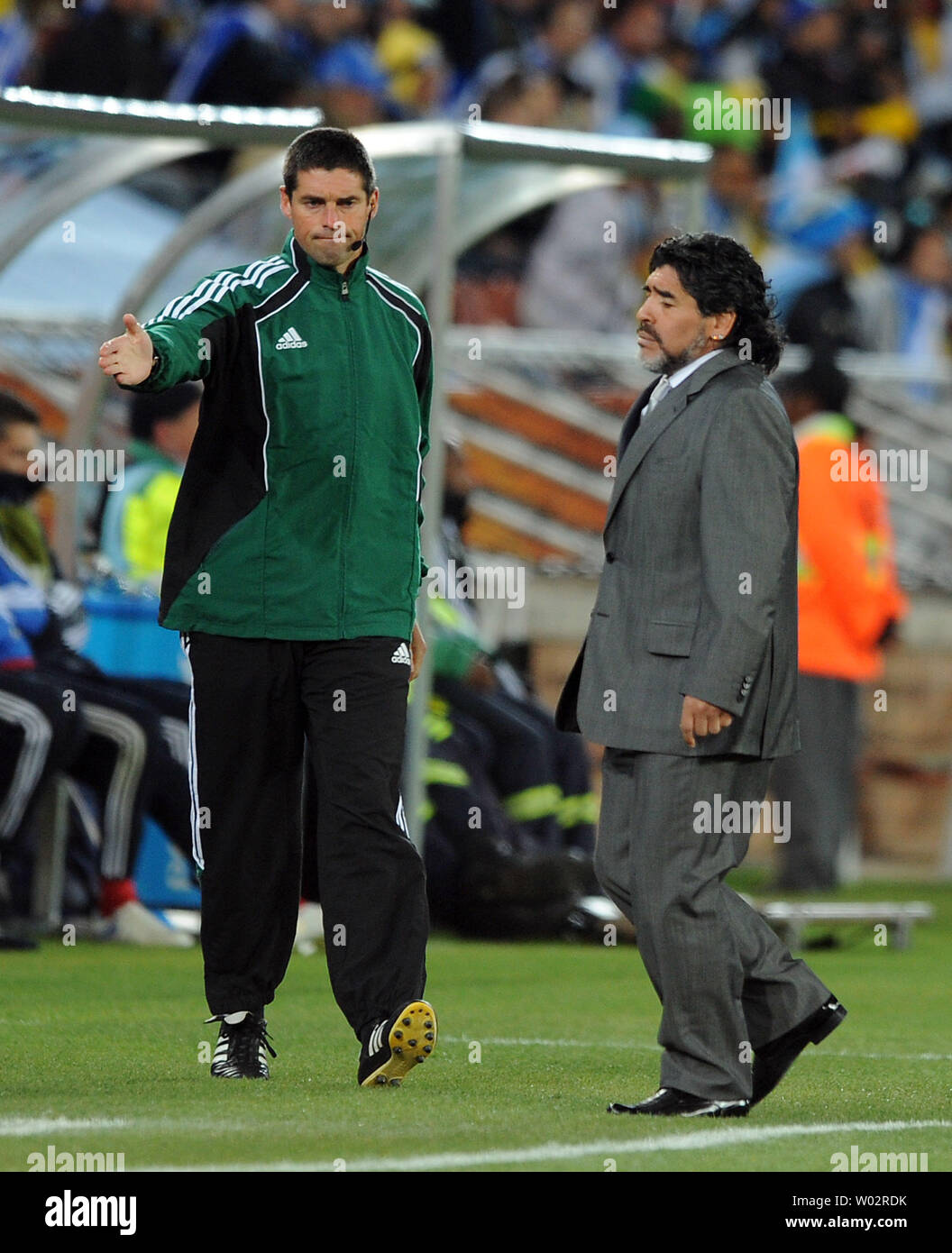 Argentinien manager Diego Maradona zurück zu seinem technischen Gebiet der vierte Offizielle während der Gruppe B Gleiches an Peter Mokaba Stadium, Polokwane, Südafrika begleitet Am 22. Juni 2010. UPI/Chris Brunskill Stockfoto