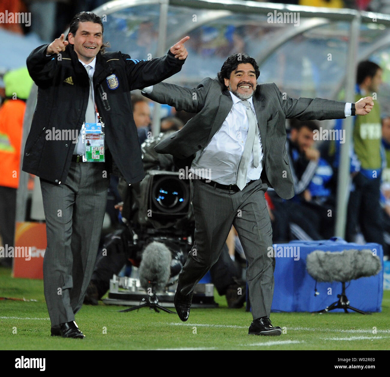 Argentinien manager Diego Maradona feiert zweiten Ziel seiner Seite während der Gruppe B Gleiches an Peter Mokaba Stadium, Polokwane, Südafrika am 22. Juni 2010. UPI/Chris Brunskill Stockfoto