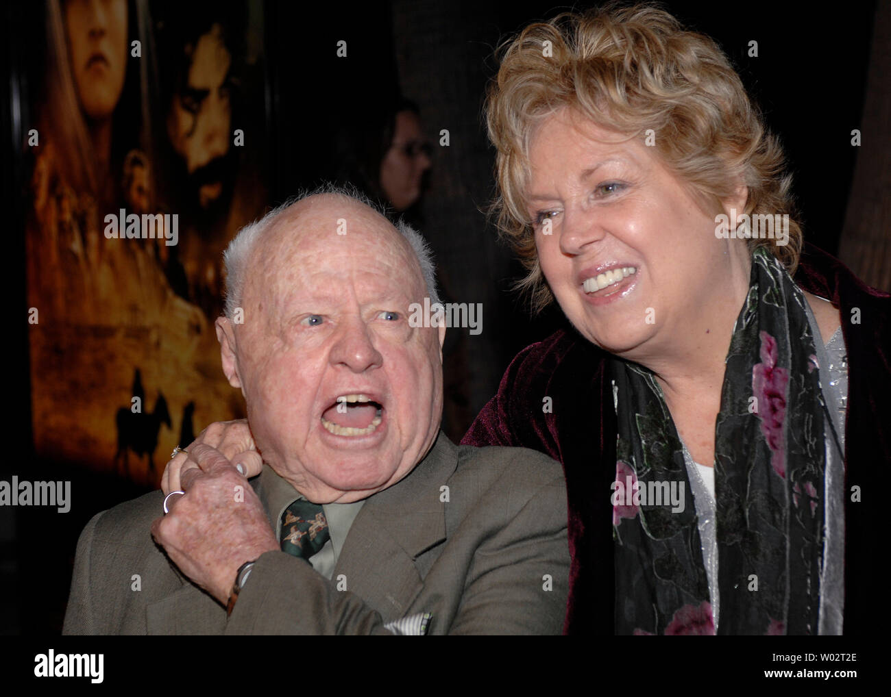 Schauspieler Mickey Rooney (L) und Frau Jan kommen für die Los Angeles Premiere von "Die Geburt Geschichte" profitieren, Lebensraum für Menschlichkeit und an der Akademie der Künste und Wissenschaften in Beverly Hills, Kalifornien am 28. November 2006 statt. (UPI Foto/Phil McCarten) Stockfoto