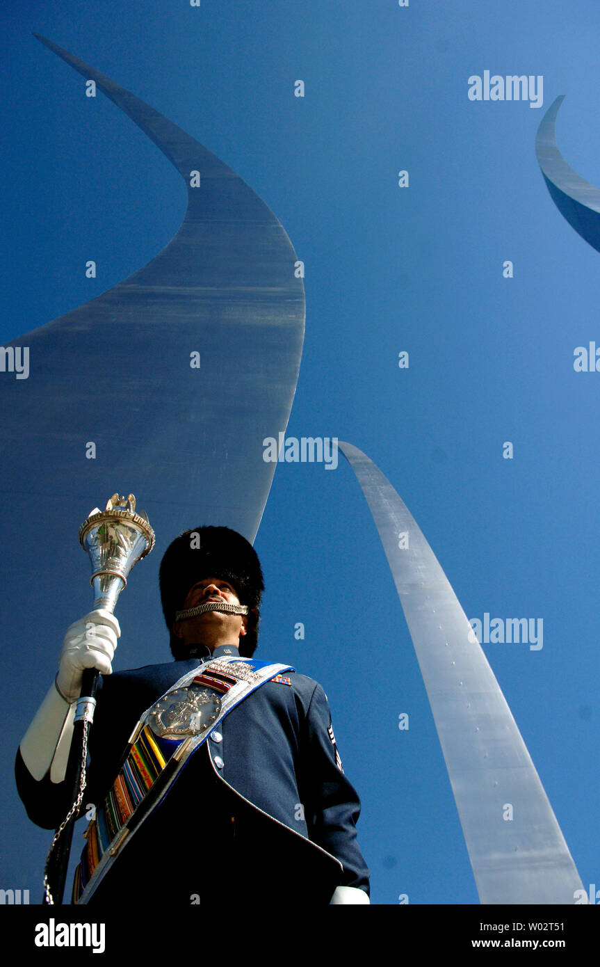 Der Tambourmajor für die United States Air Force Marching Band steht vor der United States Air Force Memorial während seiner Einweihung in Arlington, Virginia am 14. Oktober 2006. (UPI Foto/Kevin Dietsch) Stockfoto