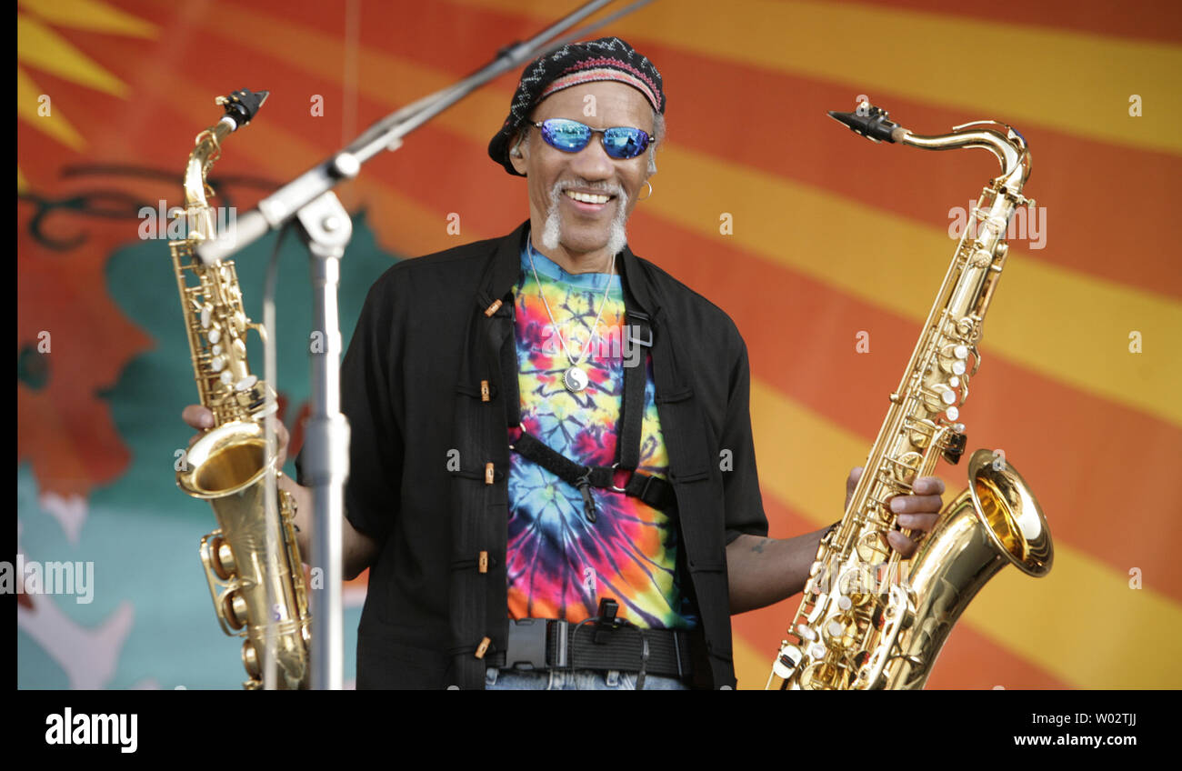 Charles Neville führt an den 2008 New Orleans Jazz und Heritage Festival mit den Neville Brothers in den letzten Tag des Festivals in New Orleans am 4. Mai 2008. (UPI Foto/Bevil Knapp) Stockfoto