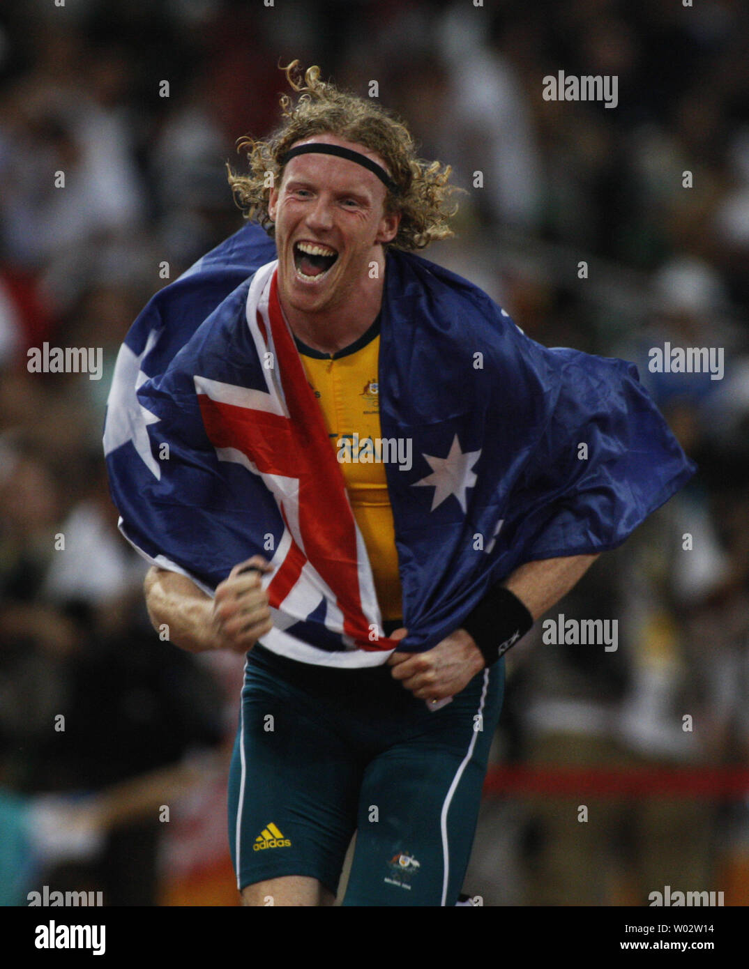 Australiens Steve Hooker feiert eine Goldmedaille und einen olympischen Rekord von 5,96 (19-6 1/2) im Stabhochsprung bei den Olympischen Spielen 2008 in Peking am 22. August 2008. (UPI Foto/Terry Schmitt) Stockfoto