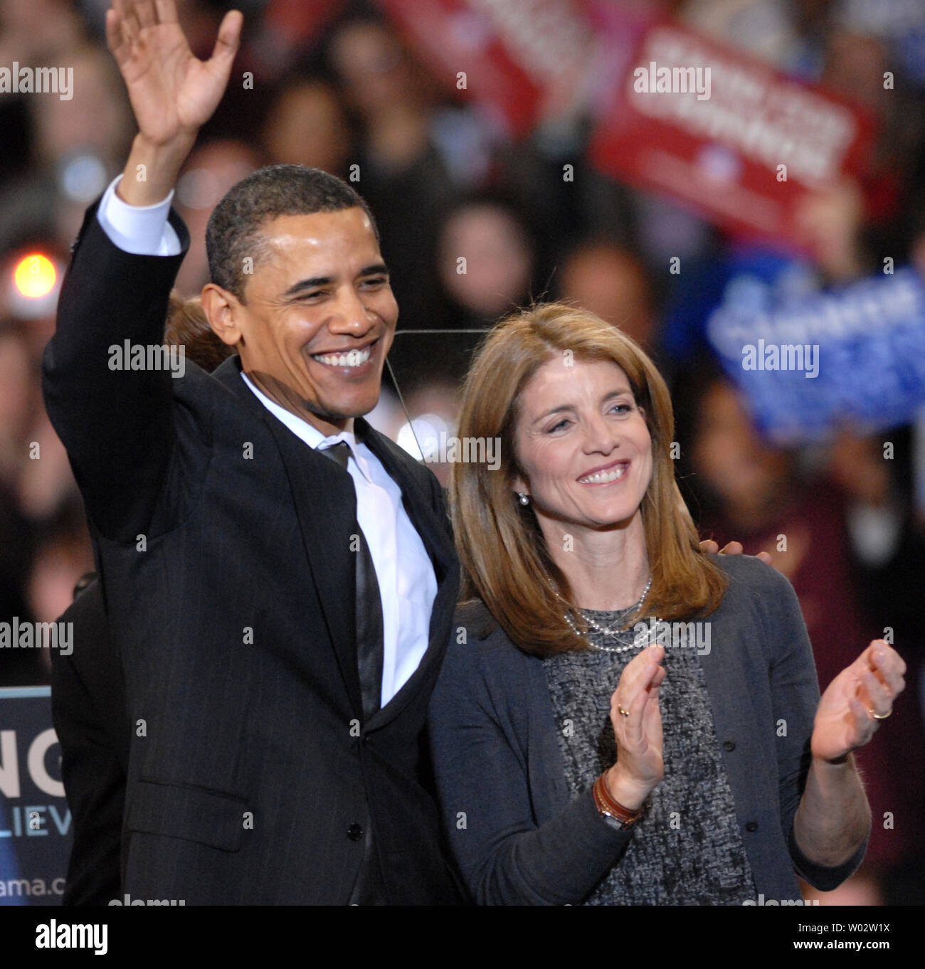 Demokratische Präsidentschaftskandidaten Senator Barack Obama (D-IL) (L) Wellen mit Caroline Kennedy, Tochter des verstorbenen Präsidenten John Kennedy, als er empfängt Präsidenten Aufschriften von Senator Edward Kennedy (D-MA), Rep. Patrick Kennedy (D-MA) und Caroline auf der Kundgebung an der Amerikanischen Universität in Washington am 28. Januar 2008. Ted Kennedy's Unterstützung wurde von allen drei der demokratischen Präsidentenkämpfer gesucht. (UPI Foto/Pat Benic) Stockfoto