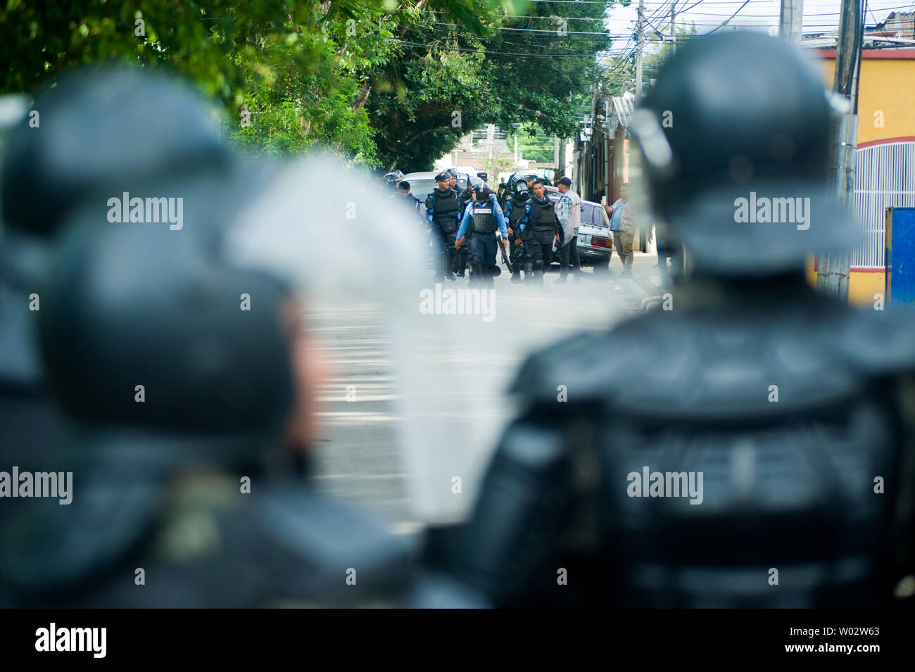 Tegucigalpa, Honduras. 26 Juni, 2019. Mitglieder der Honduras Militär Blick in die nationale Polizei Credit: Camilo Freedman/ZUMA Draht/Alamy leben Nachrichten Stockfoto