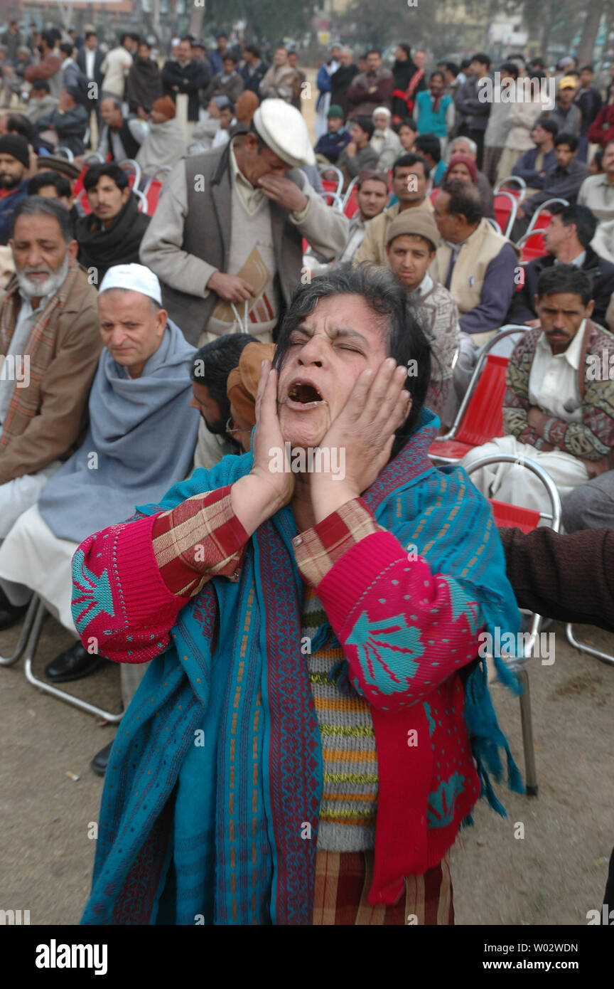 Ein Anhänger des Getöteten pakistanische Oppositionsführerin Benazir Bhutto weint, während eines Protestes auf der Stelle, wo Sie in Rawalpindi, Pakistan am 3. Januar 2008 getötet wurde. (UPI Foto/Suhail Kureishi) Stockfoto