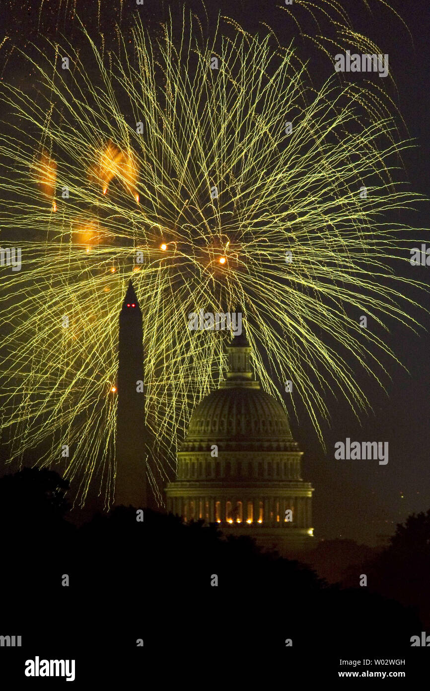 Feuerwerk explodieren in den Himmel über dem Washington Monument und dem Kapitol als die Nation seinen Unabhängigkeitstag feiert in Washington am 4. Juli 2008. Ansicht mit freundlicher Genehmigung von der DC-Sport und Unterhaltung beauftragen. (UPI Foto/Patrick D. McDermott) Stockfoto