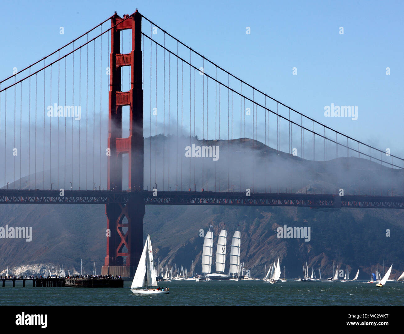 Die yacht Maltese Falcon Segel unter der Golden Gate Bridge in San Francisco Bay unter vollen Segeln durch eine Armada von Booten am 27. September 2008 umgeben. Die 289 Fuß hohen Tech Segelboot in der Türkei war von Silicon Valley Venture Capitalist Tom Perkins gebaut und war für den Verkauf dieses Jahr für $ 169 Millionen. (UPI Foto/Terry Schmitt) Stockfoto