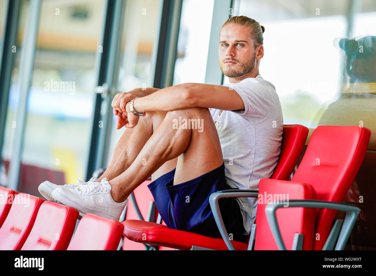 Sandhausen, Deutschland. 25. Juni 2019. Rurik Gislason, Spieler der zweiten Abteilung Fußball Team SV Sandhausen, sitzt auf dem Stadion Haupttribüne während eines Gesprächs. Gislason vom SV Sandhausen wurde Weltberühmt vor einem Jahr. Nicht weil er lieferte sensationelle Leistungen für Island bei der WM in Russland, aber wegen seines Aussehens. (Dpa' ein Jahr nach dem Hype: Das neue Leben der "schön" rurik Gislason') Credit: Uwe Anspach/dpa/Alamy leben Nachrichten Stockfoto