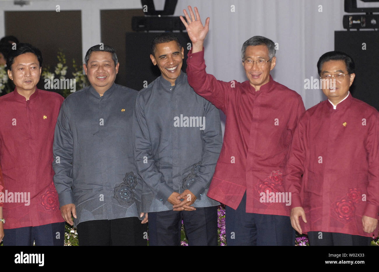 (L - R) der japanische Premierminister Yukio Hatoyama, indonesische Präsident Susilo Bambang Yudhoyono, US-Präsident Barack Obama, von Singapur, Lee Hsien Loong und dem chinesischen Präsidenten Hu Jintao posieren für ein Gruppenfoto nach einem offiziellen Abendessen für die Asia-Pacific Economic Cooperation (APEC) Leaders Summit in Singapur am 14. November 2009. UPI/Alex Volgin Stockfoto