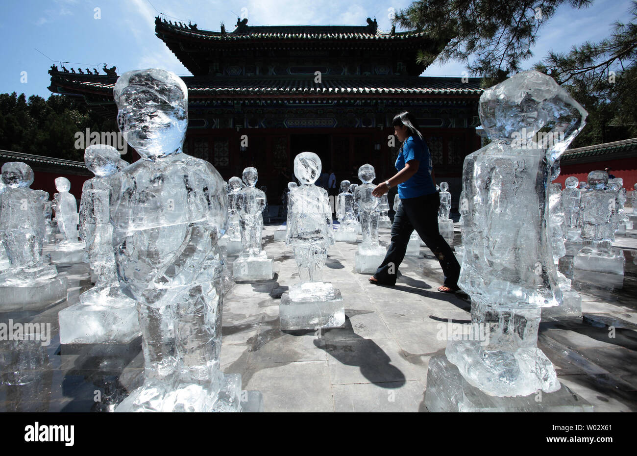 Eisskulpturen von 100 Kindern in der Sonne an Pekings Tempel der Erde Schmelze während einer Greenpeace Ereignis symbolisieren verschwinden Wasserversorgung und Klimawandel, die am 28. August 2009. Von Gletscherwasser aus der Quelle des Jangtse, Gelb und Ganges Flüsse verzagt gemacht, das Schmelzen Skulpturen kennzeichnen den Beginn der 100-tägigen Countdown für die Vereinten Nationen Klimagipfel in Kopenhagen. UPI/Stephen Rasierer Stockfoto