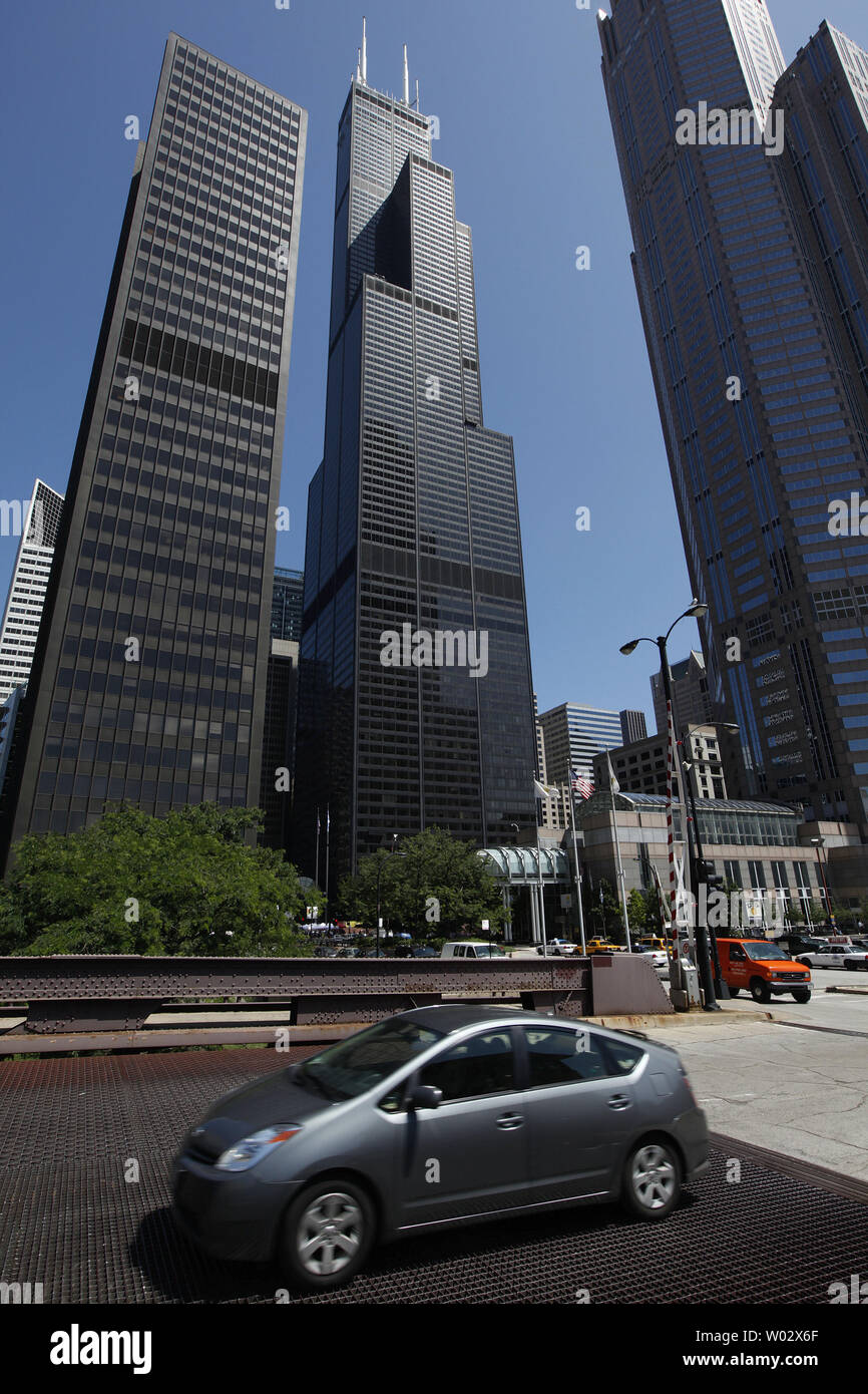 Der 110-geschichte Willis Tower erhebt sich über der Straße in Chicago am 16. Juli 2009. Die in London ansässige Willis Group Holdings gesichert die Namensrechte an der höchste Wolkenkratzer der Nation, die früher als Sears Tower bekannt, als Teil seiner Vereinbarung 140.000 Quadratmeter Bürofläche im Gebäude zu mieten. Die ikonische Struktur, die die Skyline von Chicago beherrscht hat seit seinem Bau im Jahre 1973, offiziell in einer Donnerstag Zeremonie umbenannt wurde. UPI/Brian Kersey Stockfoto