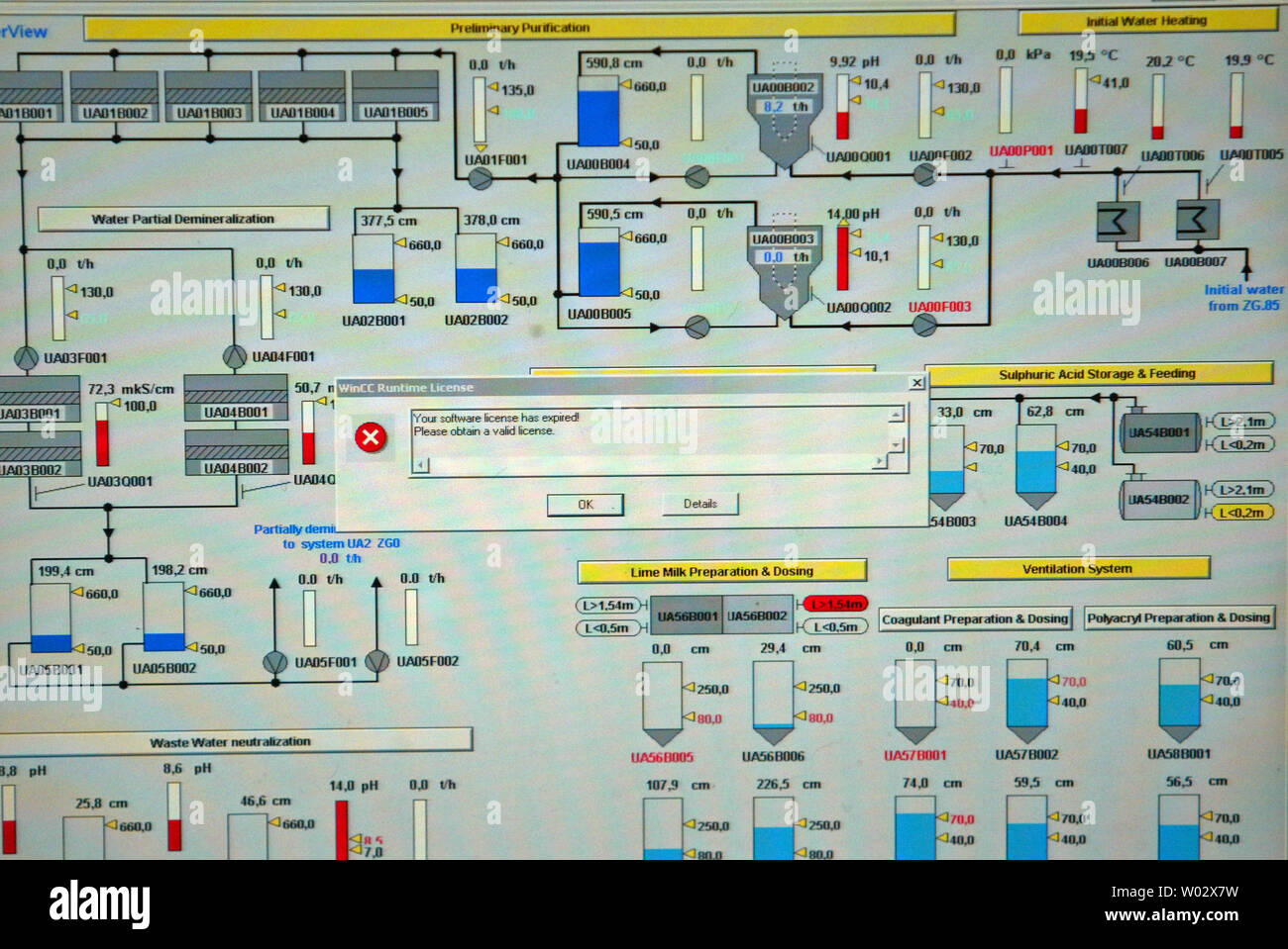 Ein Fehler wird auf einem Bildschirm von Bushehr Nuclear power plant Karte im Hafen Bushehr am Persischen Golf, 1.000 km südlich von Teheran, Iran am 25. Februar 2009 gesehen. Iranische Beamte sagten, daß die lang erwartete Kraftwerk erwartet wurde im letzten Herbst in Betrieb genommen werden, aber der Bau wurde durch einige Rückschläge, einschließlich der Schwierigkeiten bei der Beschaffung der Geräte und die notwendigen Uranbrennelemente geplagt. UPI/Mohammad Kheirkhah Stockfoto