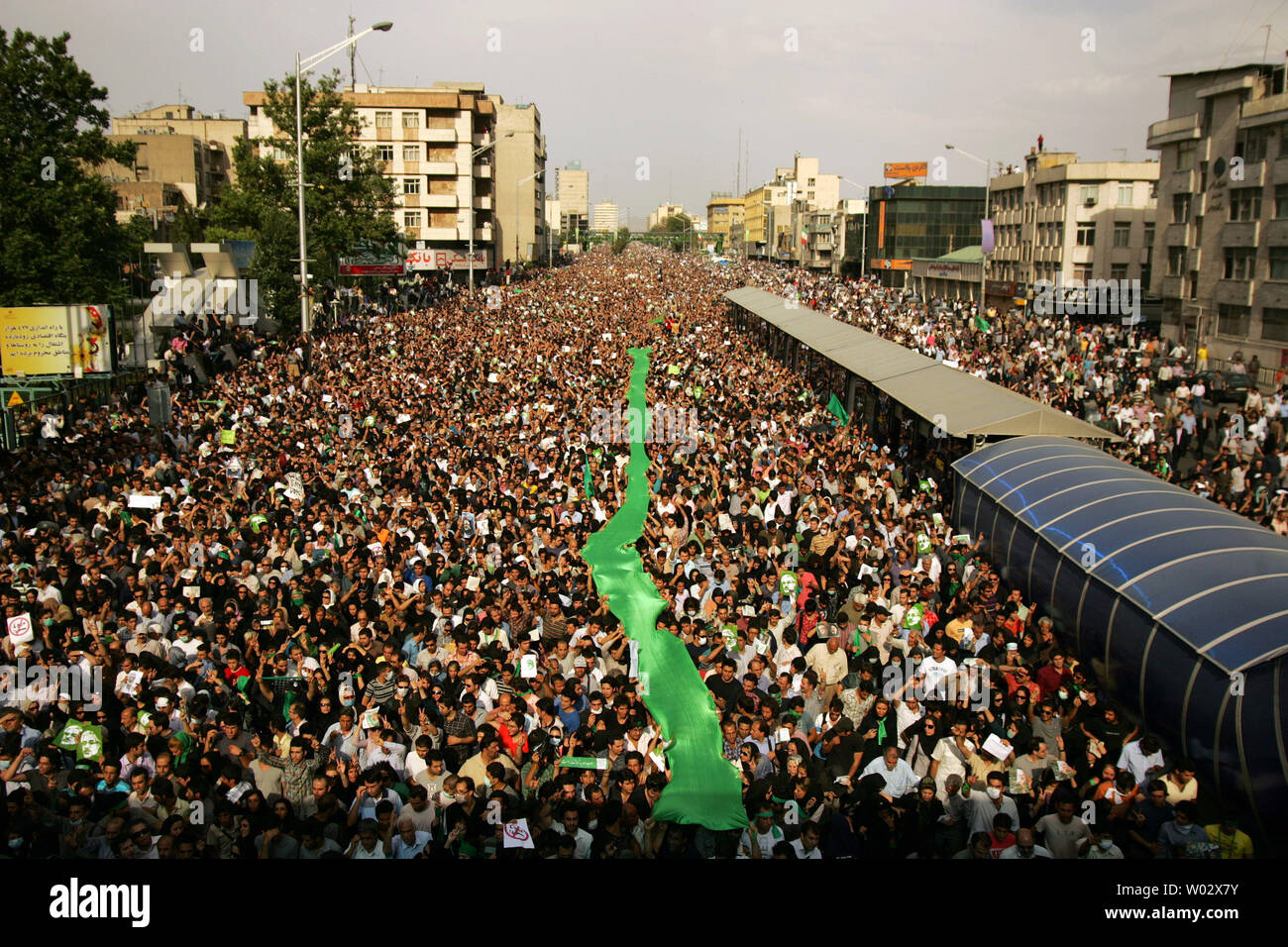 Eine massive Demonstration zur Unterstützung der reformistischen Kandidaten Mir Hossein Mussawi wird gebildet als Anhänger auf den Straßen von Teheran sammeln gegen die Ergebnisse der iranischen Präsidentschaftswahl, in Teheran, Iran am 15. Juni 2009 zu demonstrieren. Im März kam Stunden nach Irans Oberster Führer Ayatollah Ali Khamenei eine Prüfung in Wahlbetrug bestellt. UPI/Mohammad Kheirkhah Stockfoto