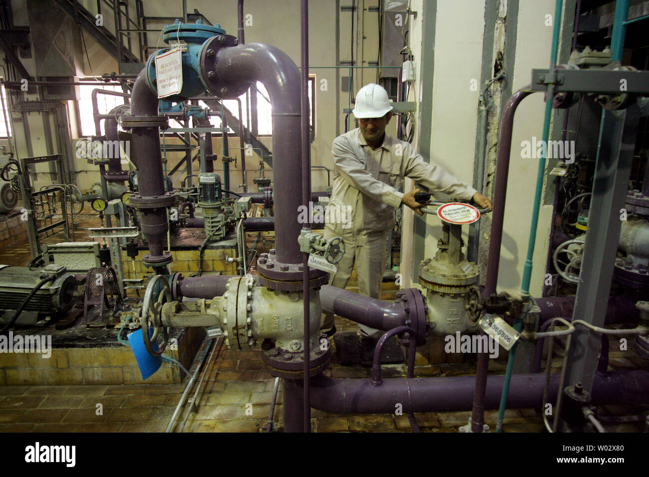 Eine iranische Techniker arbeitet im Kernkraftwerk Bushehr im Hafen Bushehr am Persischen Golf, 1.000 km südlich von Teheran, Iran, die am 25. Februar 2009. Iranische Beamte sagten, das lang erwartete Projekt erwartet wurde im letzten Herbst in Betrieb genommen werden, aber seine Konstruktion durch einige Rückschläge, einschließlich der Schwierigkeiten bei der Beschaffung der Geräte und die notwendigen Uranbrennelemente gequält wurde. UPI/Mohammad Kheirkhah Stockfoto