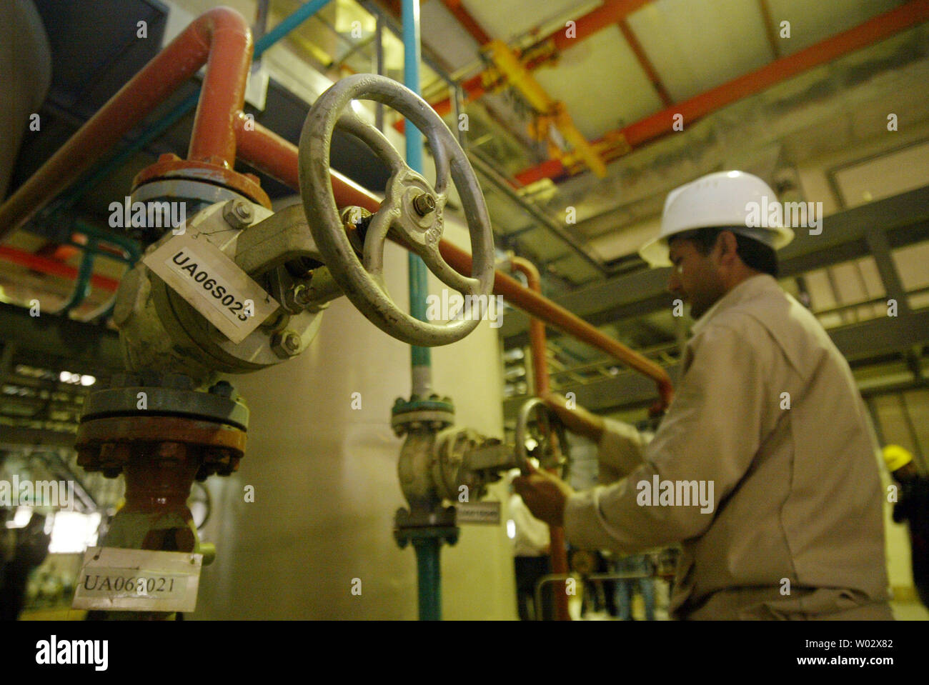 Ein Kraftwerk Mitarbeiter arbeitet im Kernkraftwerk Bushehr im Hafen Bushehr am Persischen Golf, 1.000 km südlich von Teheran, Iran, die am 25. Februar 2009. Iranische Beamte sagten, daß die lang erwartete Kraftwerk erwartet wurde im letzten Herbst in Betrieb genommen werden, aber der Bau wurde durch einige Rückschläge, einschließlich der Schwierigkeiten bei der Beschaffung der Geräte und die notwendigen Uranbrennelemente geplagt. UPI/Mohammad Kheirkhah Stockfoto