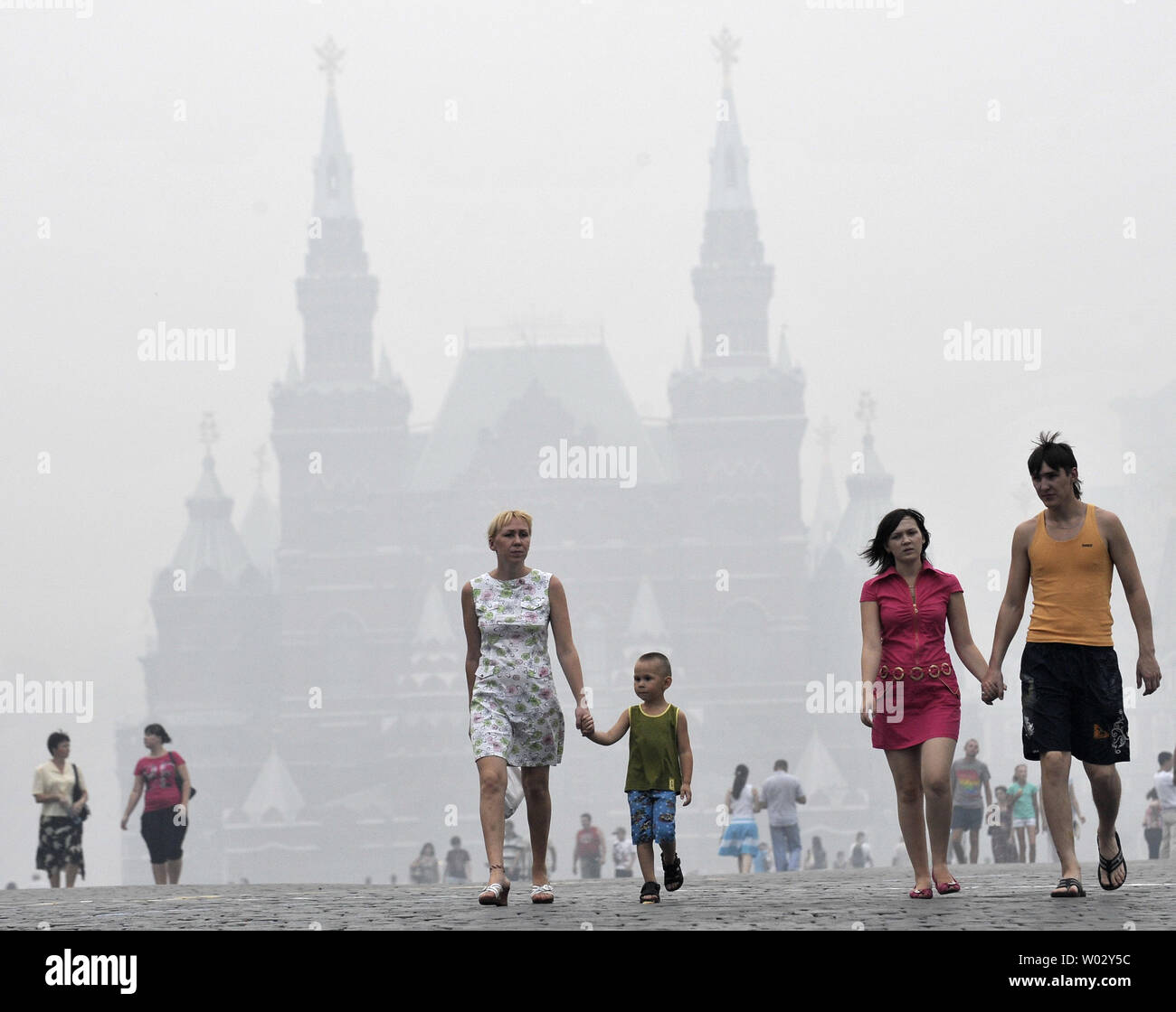 Basilius-kathedrale ist durch eine schwere Smog auf dem Roten Platz in Moskau am 4. August 2010 gesehen. Die russische Hauptstadt war in den dicken Rauch nach mehreren Tagen des nahe gelegenen Wald und Torffeuer. UPI/Alex Volgin Stockfoto