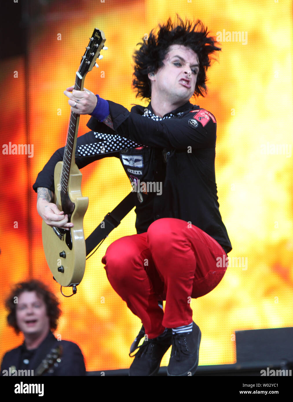 Sänger und Gitarrist Billie Joe Armstrong von Green Day in Concert im Parc des Princes in Paris am 26. Juni 2010. UPI/David Silpa Stockfoto