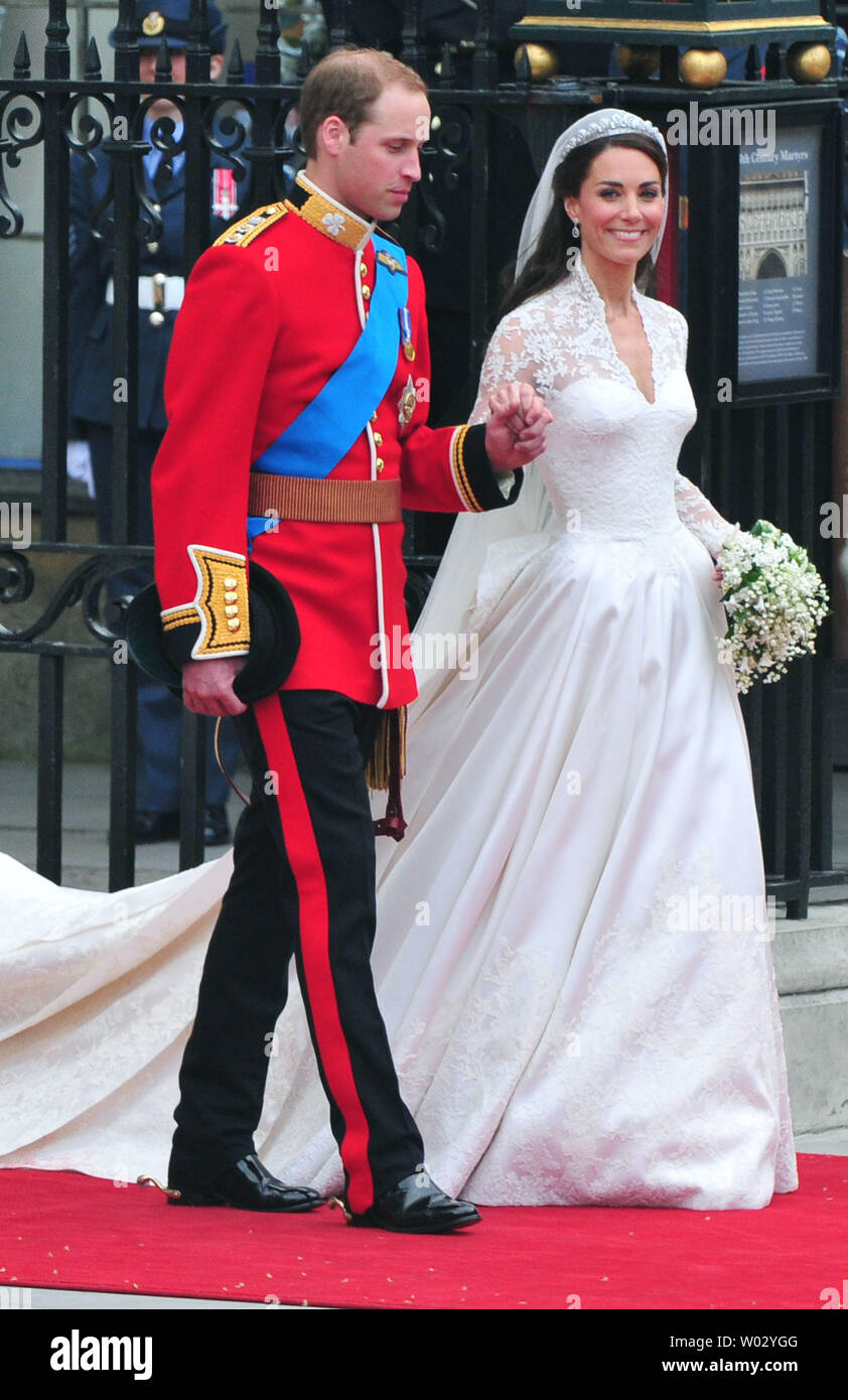 Prinz William und Prinzessin Katharina verlassen die Westminster Abbey nach ihrer Hochzeit in London am 29. April 2011. Die ehemalige Kate Middleton heiratete Prinz William vor 1.900 Gästen. UPI/Kevin Dietsch Stockfoto