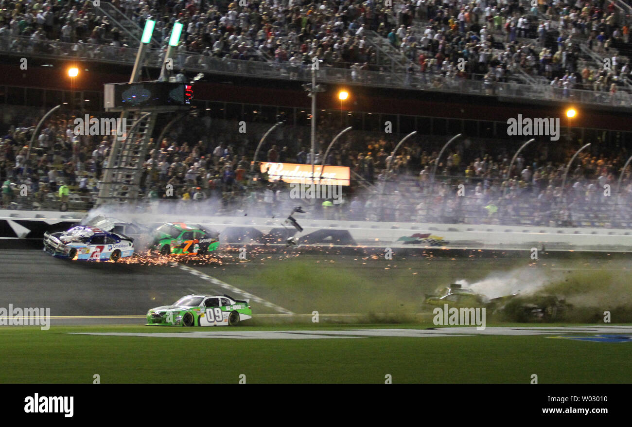 Ein multi-Car crash aufgetreten ist am Ende der NASCAR Nationwide Jalapeno 250 auf dem Daytona International Speedway in Daytona Beach, Florida am 1. Juli 2011. UPI Foto/Martin Fried Stockfoto