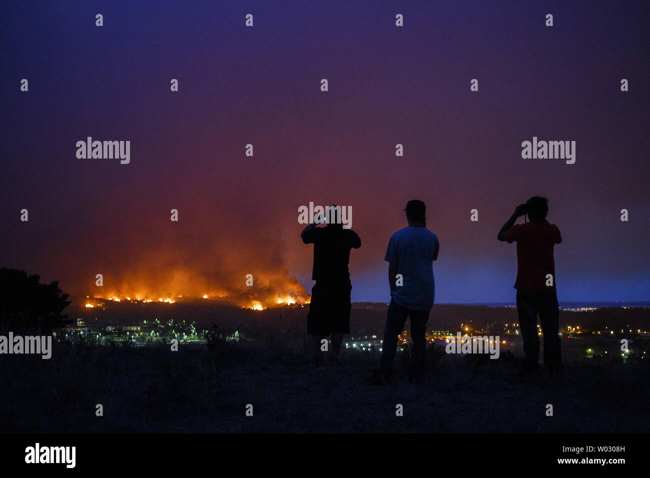 Die Bewohner von Colorado Springs zusehen, wie die Waldo Canyon Feuer im Garten der Götter und Mountain Shadows Nachbarschaften in Colorado Springs, Colorado am 26. Juni 2012 Verbrennungen. Das Feuer explodierte am Dienstag nachmittag nach drastischen Verschiebungen im Wind und zerstörte zahlreiche Häuser. UPI/Trevor Brown Jr. Stockfoto