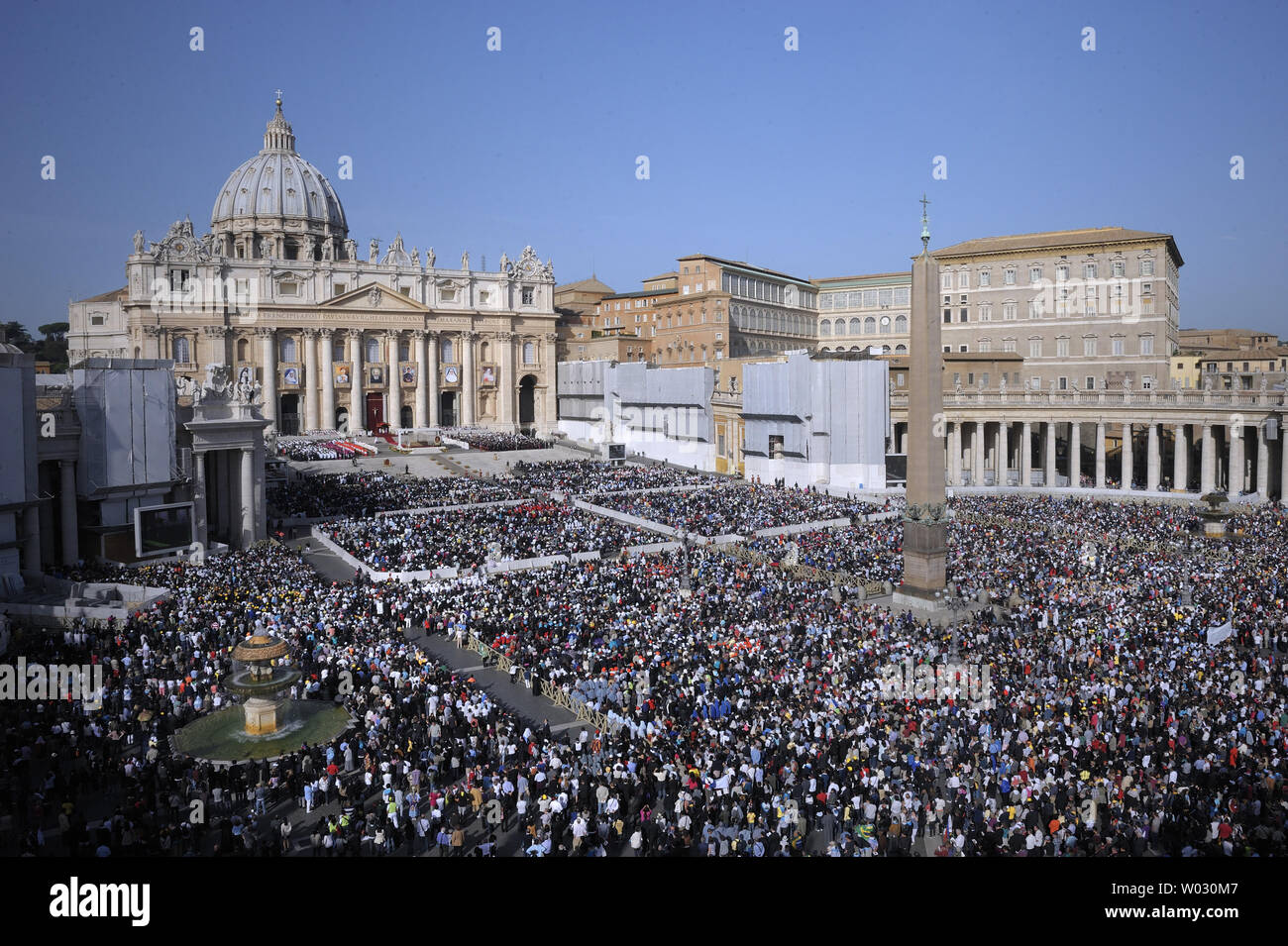 Tausende von Gläubigen Menge Petersplatz wie Papst Benedikt XVI. bei einem Gottesdienst Benennung von sieben neuen Heiligen, Kateri Tekakwitha der USA, Jacques Berthieu von Frankreich, Maria Anna Cope von Deutschland, Pedro Calungsod aus den Philippinen vorsteht, Maria Schaffer von Deutschland, Giovanni Battista Piamarta von Italien, Maria del Carmen Spanien, Vatikanstadt, am 21. Oktober 2012. UPI/Stefano Spaziani Stockfoto