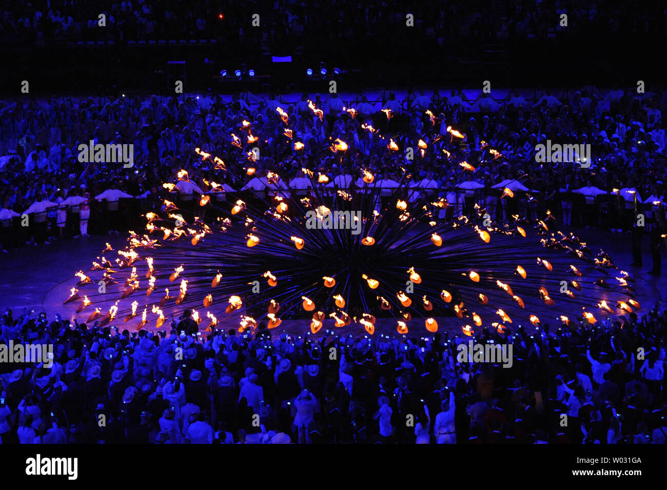 Die olympische Flamme leuchtet während der Eröffnungsfeier der Olympischen Spiele 2012 in London am 27. Juli 2012 in Stafford, London. Die Fackel angezündet durch sieben aufstrebende britische Athleten. UPI/Pat Benic Stockfoto