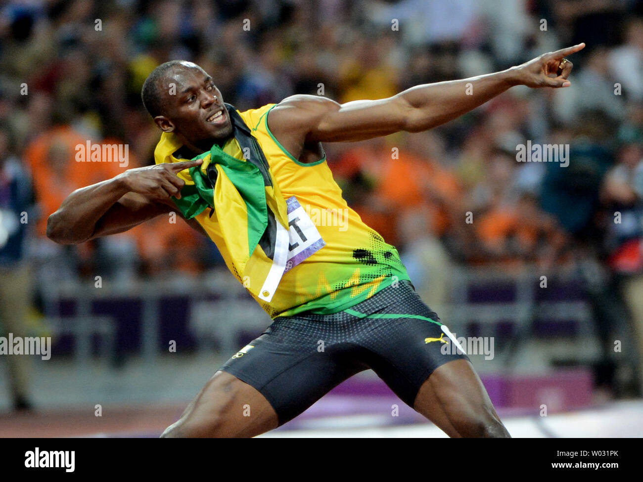 Jamaikas Usain Bolt feiert mit seinen traditionellen Pfeil Jubel nach dem Gewinn der Goldmedaille im 200 m-Finale bei den Olympischen Stadion während der Olympischen Sommerspiele 2012 in London im Olympischen Park in Stratford, London Am 9. August 2012. Die Schraube wurde der erste Olympiasieger der 100 m und 200 m Rennen in aufeinander folgenden Olympischen Spiele zu gewinnen. Seine Zeit: 19.32. Jamaika fegte die Rennen mit Mannschaftskameraden Yohan Blake, die Silber und Warren Wehr die Bronzemedaille. UPI/Pat Benic Stockfoto