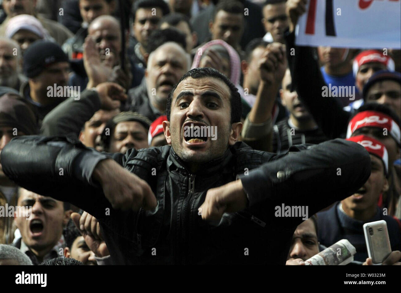 Ein ägyptischer Demonstrant shouts Slogans gegen den ägyptischen Präsidenten Mohamed Morsi während einer März auf den Präsidentenpalast in Kairo, Ägypten, wie Menschen auf den Straßen im ganzen Land eine Show der Opposition gegen Mursi und seinen Muslimischen Bruderschaft Regierungspartei nahm am 1. Februar 2013. Ägyptische Sicherheit verwendet, Wasserwerfer und schossen in die Luft, als die Demonstranten Benzinbomben und Steine auf das Gelände des Präsidentenpalastes warf, sagte ein Sprecher des Präsidenten. UPI/Ahmed Jomaa Stockfoto