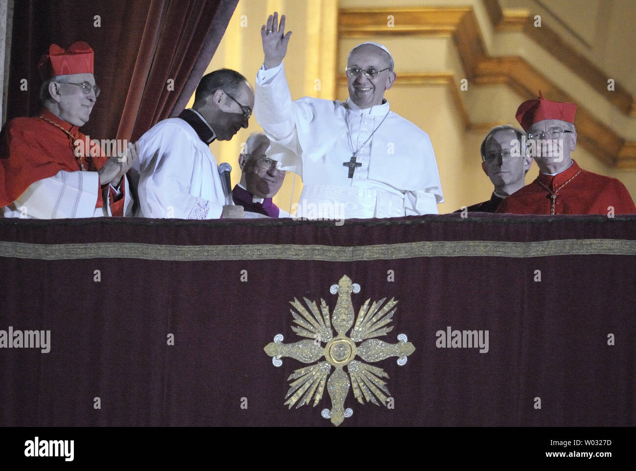 Argentinien Jorge Bergoglio, zum Papst gewählt wurde Francis, Wellen aus dem Fenster der Balkon St. Peter's Basilica, nachdem der 266th Papst der römisch-katholischen Kirche im Vatikan am 13. März 2013 gewählt. Er wurde der erste nicht-europäische Papst in fast 1.300 Jahre. UPI/Stefano Spaziani Stockfoto