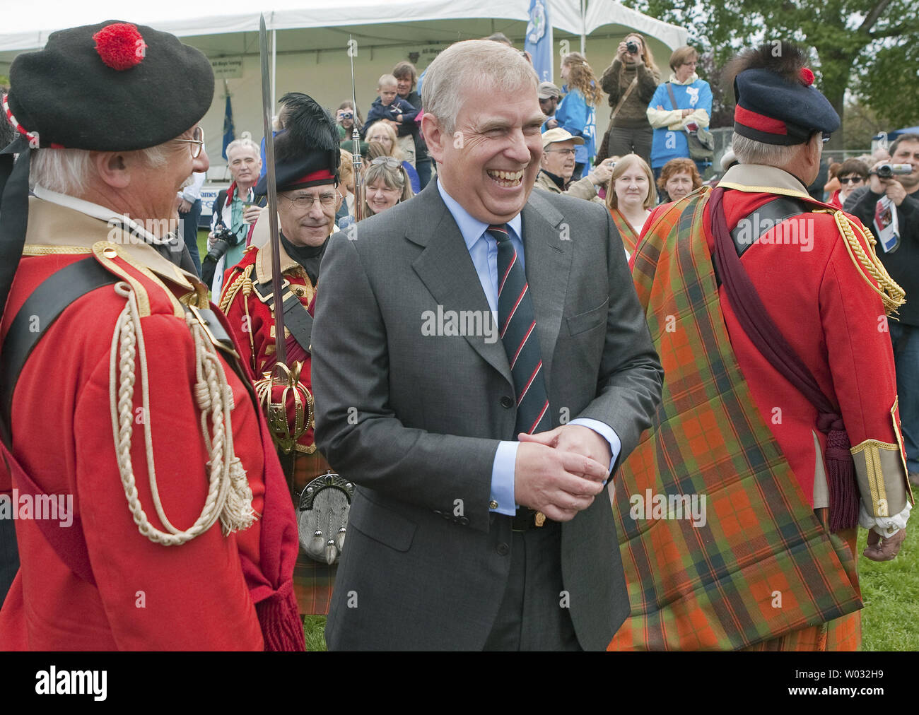 Die Gäste der Victoria Highland Games Association Prinz Andrew Aktien ein Lachen mit Vancouver's 78th Fraser Highlanders bei einem Spaziergang - etwa nach der Eröffnung des 150 Victoria Highland Games und Celtic Festival in seiner Eigenschaft über das Wochenende als "Chef der Spiele" in Victoria, British Columbia am 18. Mai 2013. Der Prinz ist auf einem gemischten privaten und öffentlichen 4-tägigen Arbeitsbesuch in Vancouver und Victoria am 19. Mai 2013 endet. . UPI/Heinz Ruckemann Stockfoto