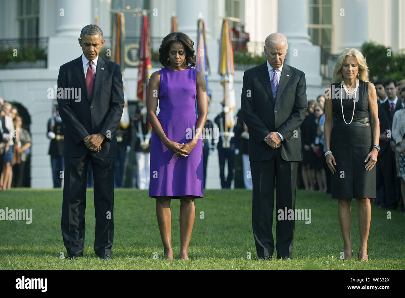 Präsident Barack Obama (L), der First Lady Michelle Obama, Vizepräsident Joe Biden, Dr. Jill Biden und Personal des Weißen Hauses beobachten, ein Moment der Stille, für den 12. Jahrestag der Terroranschläge vom 11, im Weißen Haus in Washington, D.C. am 11. September 2013. UPI/Kevin Dietsch Stockfoto