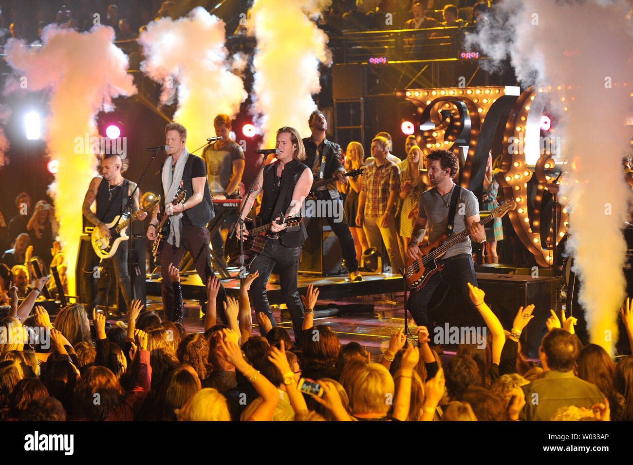 Florida Georgia Linie, die Single des Jahres gewonnen, während die 47. jährlichen Country Music Awards bei Bridgestone Arena in Nashville am 6. November 2013. UPI/Kevin Dietsch Stockfoto