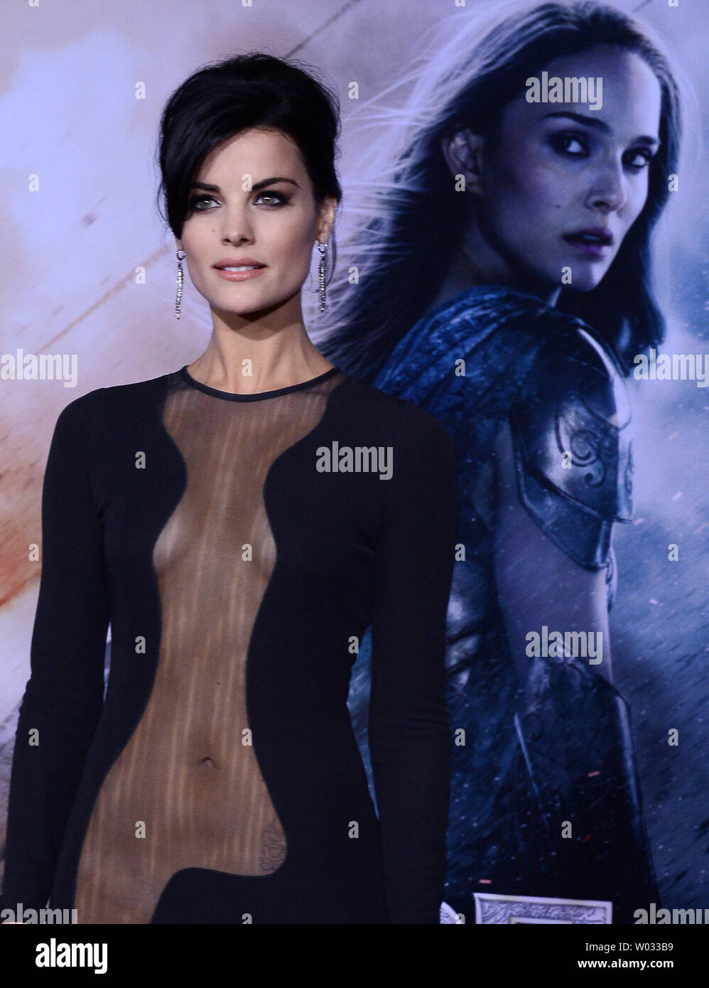 Warf Mitglied Jaimie Alexander besucht die Premiere des Motion picture Fantasy 'Thor: Die dunkle Welt" am El Capitan Theatre in Hollywood" in Los Angeles am 4. November 2013. Storyline: Konfrontiert mit einem Feind, der auch Odin und Asgard nicht standhalten, Thor (Chris Hemsworth) muss auf Seinen gefährlichsten und persönliche Reise begeben, noch einer, der ihn wiedervereinigen wird mit Jane Foster (Natalie Portman) und ihn zwingen, alles zu opfern, um uns alle zu retten. UPI/Jim Ruymen Stockfoto