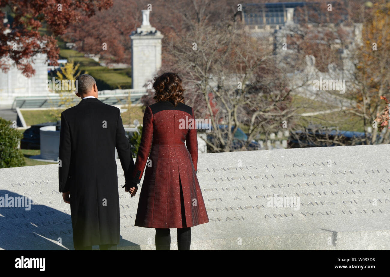 Präsident Barack Obama und der First Lady Michelle Obama sieht auf Zitate eingeschrieben an der Grabstätte für Präsident John F. Kennedy, Nach einer Kranzniederlegung, auf dem Arlington National Cemetery in Arlington, Virginia, 20. November 2013. An diesem Freitag den 50. Jahrestag der Ermordung von Präsident Kennedy markieren. UPI/Pat Benic Stockfoto