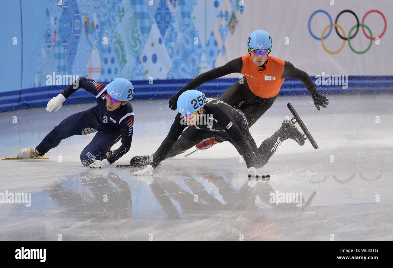 Korea Ho-Suk Lee (L-R) reisen Eduardo United States' Alvarez wie den Niederlanden Freek Van der Warze trails bei der Männer 5000 M Short Track Speed Skating Relais Halbfinale bei den Olympischen Winterspiele 2014 in Sotschi am 13. Februar in Sotschi, Russland 2014. Korea war für das Foul und die Vereinigten Staaten Qualifiziert für das Finale trotz Dritter im Rennen disqualifiziert. UPI/Brian Kersey Stockfoto