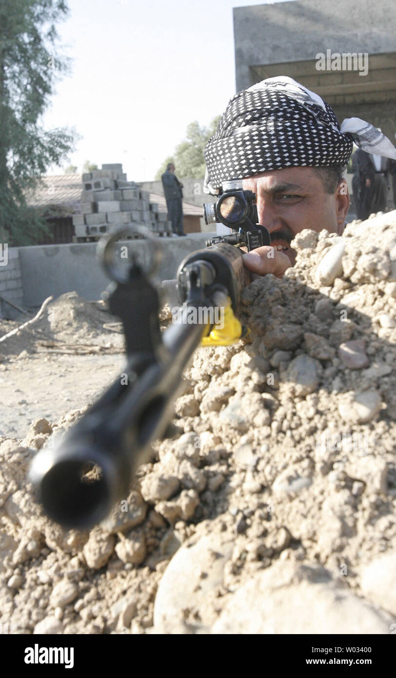 Freiwillige Helfer aus dem kurdischen Peshmerga, ihre Stellung nehmen, da sie neben der kurdischen Truppen gegen Aktivisten aus dem islamischen Staat, in Khazer Kampf, in der Nähe der Stadt Mossul im Norden des Irak am 10. August 2014. Das US-Militär sagte, daß es im gesamten Sonntag angegriffen hatte, islamischen Staat Ziele, erfolgreich führen mehrere Luftangriffe mit Kampfflugzeugen und Drohnen kurdischen Truppen in der Nähe von Erbil zu verteidigen. UPI/Mohammed al Jumaily Stockfoto