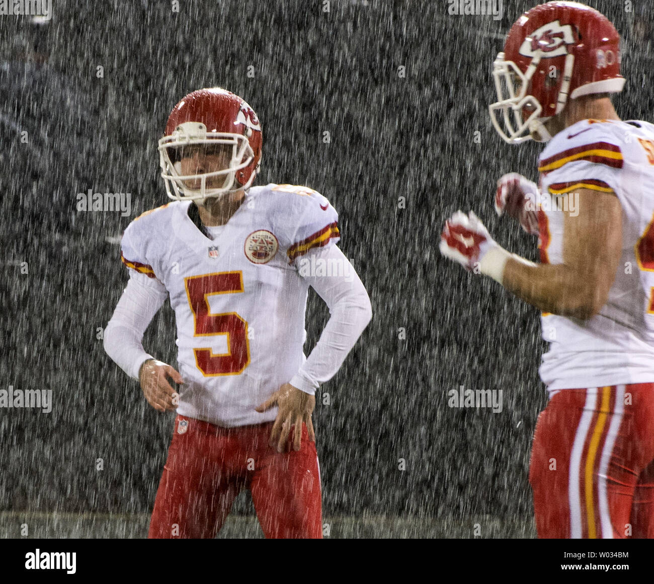 Kansas City Chiefs kicker Kairo Santos steht im Regen warten, um die Oakland Raiders im zweiten Quartal an O. co Coliseum in Oakland, Kalifornien, am 20. November 2014 Kick. Die 1-10 Räuber eingekerbte ihren ersten Gewinn in 368 Tagen schlagen die Leiter 24-20. UPI/Terry Schmitt Stockfoto