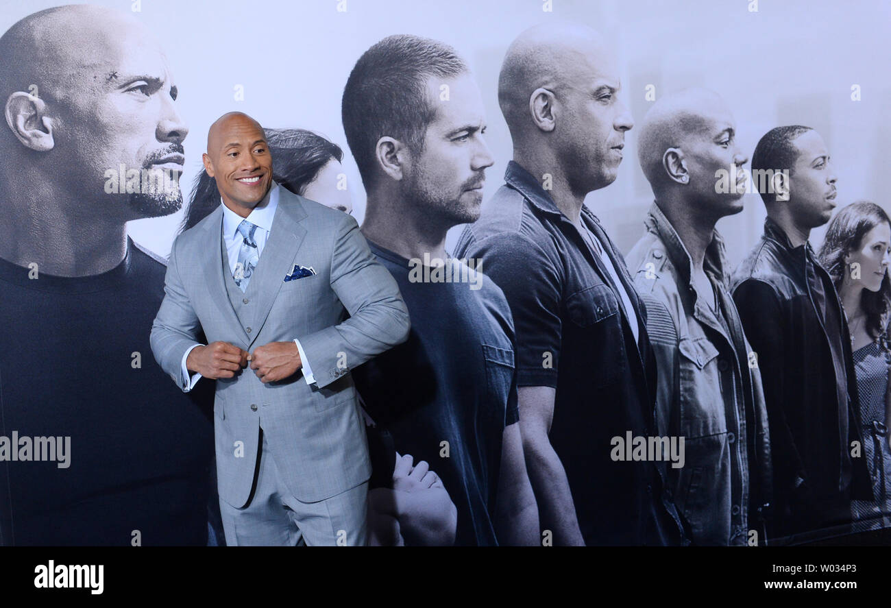 Warf Mitglied Dwayne Johnson besucht die Premiere des Motion picture Krimi "Furious 7' bei TCL Chinese Theatre in Hollywood" in Los Angeles am 1. April 2015. Storyline: Deckard Shaw (Jason Statham) sucht Rache gegen Dominic Toretto (Vin Diesel) und seine Familie für den Tod seines Bruders. Schlimmer noch, eine somalische terroristische Jakarde genannt, und einem schattigen Regierung Beamten namens "Mr. Niemand' sind die beiden konkurrierenden einen Computer Terrorismus Programm namens Gottes Auge, das beliebige technische Gerät in eine Waffe verwandeln zu stehlen. Foto von Jim Ruymen/UPI Stockfoto