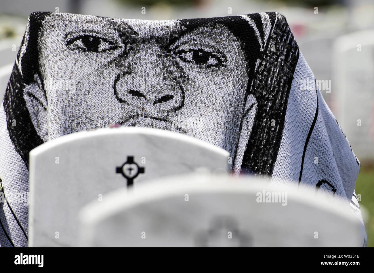 Einen Vertrag mit dem Bild des verstorbenen Armee Cpl. Andy Anderson ist in der Nähe seiner Grabstätte auf dem Arlington National Cemetery am Memorial Day, 25. Mai 2015 in Arlington, Virginia, gesehen. Foto von Kevin Dietsch/UPI Stockfoto
