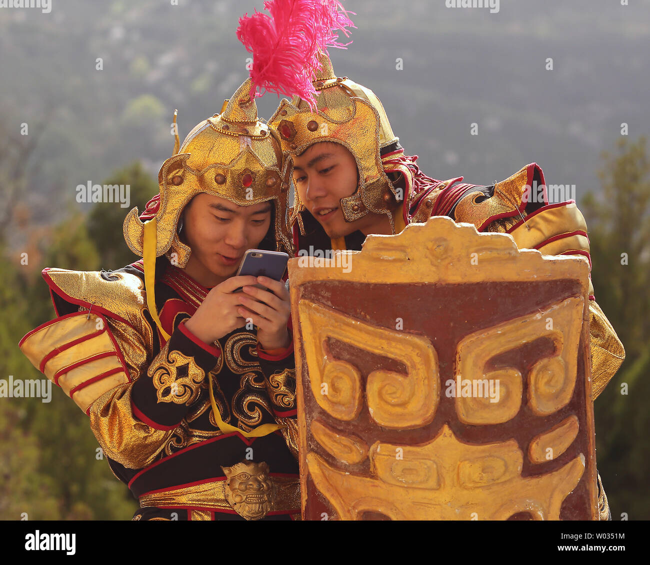 Einer öffentlichen Zeremonie zu Ehren des Gelben Kaisers und Tomb-Sweeping Day (Qingming Festival) in Huangdi, eine kleine Stadt in der Provinz Shaanxi, China Central ist am 5. April 2015 statt. Der gelbe Kaiser, oder Huangdi, ist in der chinesischen Geschichte mit ein wenig von einem kultstatus aufgrund seiner Position romantisiert hat als einer der drei legendären chinesischen Herrscher und kulturellen Helden. Foto von Stephen Rasierer/UPI Stockfoto