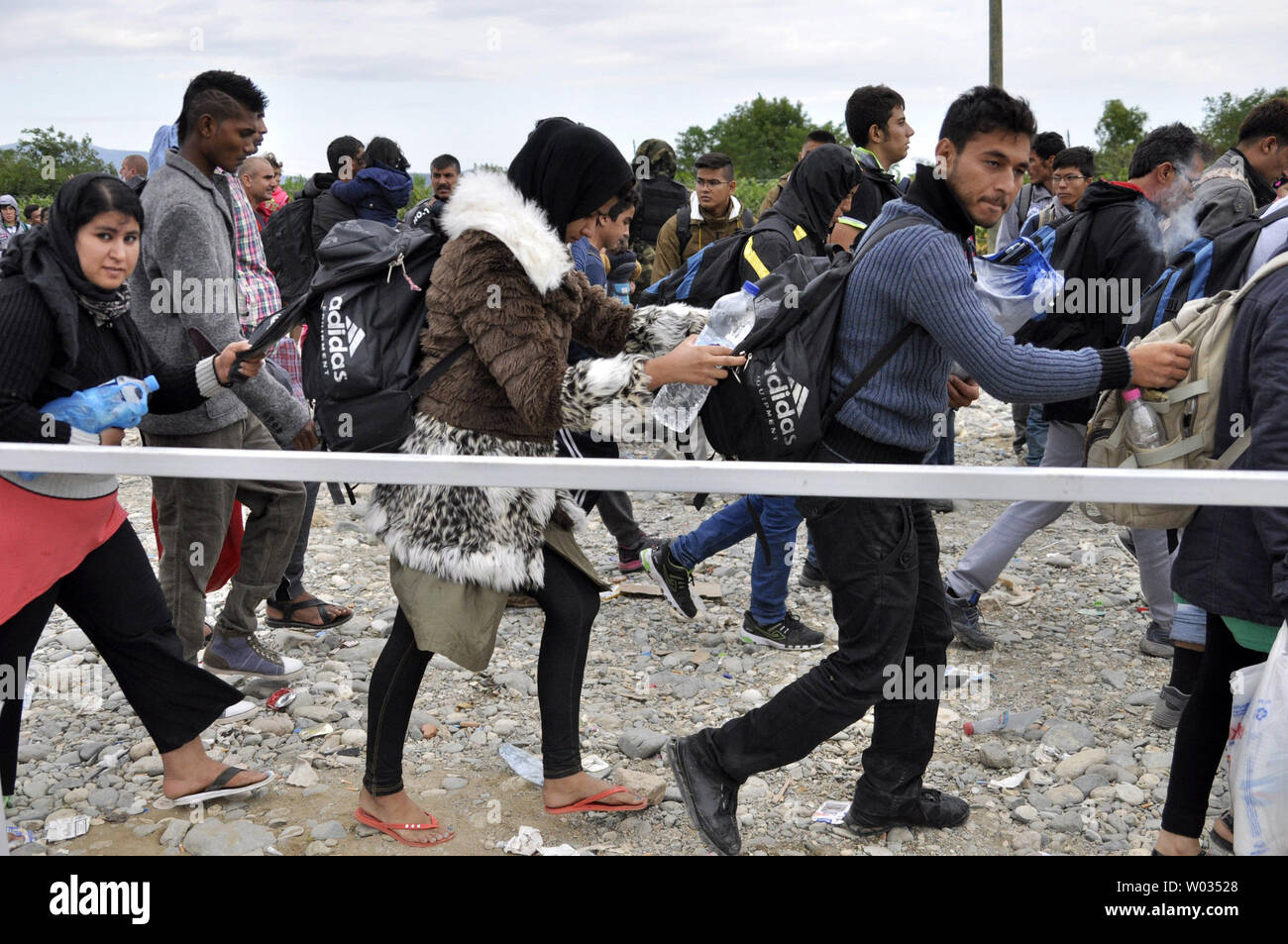 Migranten und Flüchtlinge durch die Greek-Macedonian Grenze, im Norden von Griechenland am 8. September 2015. Spannungen an der Grenze zwischen Griechenland und Mazedonien hoch wie Tausende von Migranten und Flüchtlinge sind, die versuchen, das Herz Europas zu erreichen über die Türkei. Foto von Borce Popovski/UPI Stockfoto
