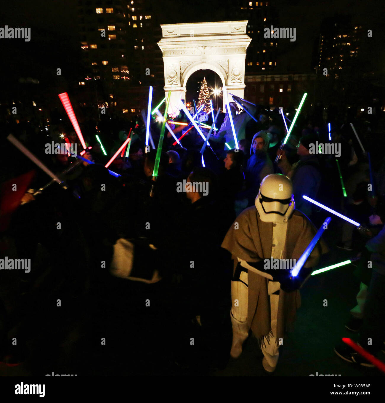 Star Wars Film Fans beteiligen sich an den jährlichen Lichtschwert Schlacht am Washington Square Park in New York City am 18. Dezember 2015. 'Star Wars: The Force weckt' fand in eine rekordverdächtige 57 Millionen $ an der US-Box Office für seine Vorschau Vorführungen auf Donnerstag Nacht. Foto von John angelillo/UPI Stockfoto